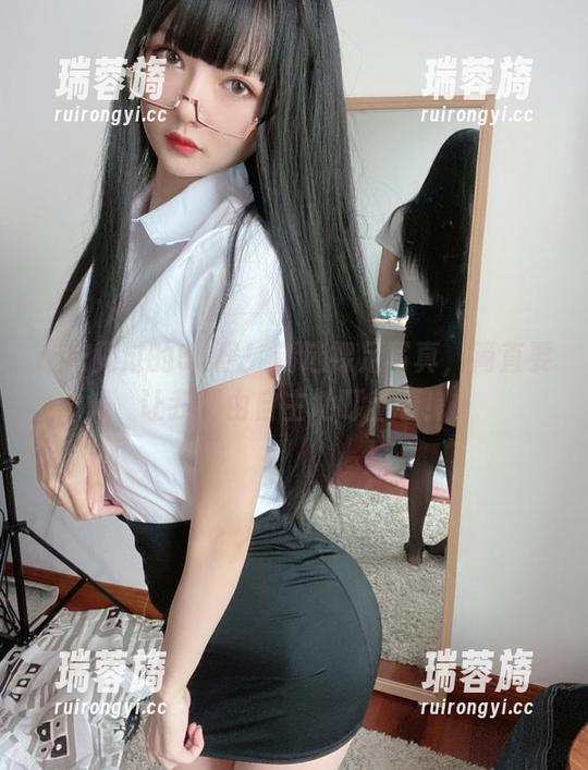 从未见过的51酱！精选裸足写真，简直要让我不由自主地盯着看！