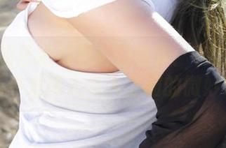 理发师的艺术与客户的故事：在爱丝的写真原图中发现人与人之间的微妙联系。