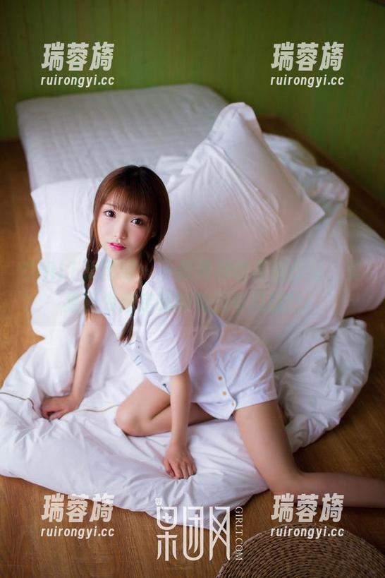 GIRLT果团网 - 一张校服的高清作品，莫雅淇为你定制的校园奇幻旅行！
