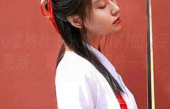 MiiTao蜜桃社 – 米琪MIKI的水手服美图更新，真是让人眼前一亮。
