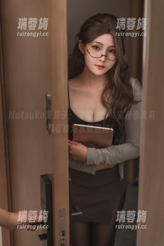 Natsuko夏夏子：海边套图，来看看我有没有被海水劈到脸！