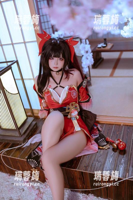 摄影：Quan冉有点饿与电锯人玛奇玛的奇妙比拼，感受你没见过的世界！