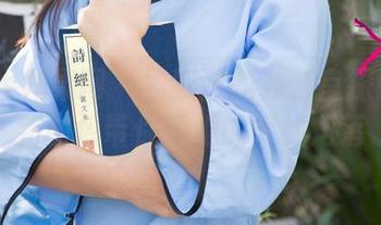 UGirls尤果网 – 孟狐狸的办公室探险：最新图包带你看她的隐秘角落