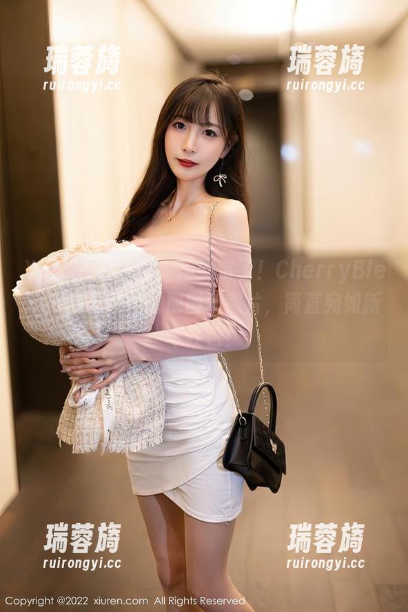 Xiuren秀人网 - 捡到宝了！CherryBlessU穿着红裙的原图和照片，简直宛如新年红包！