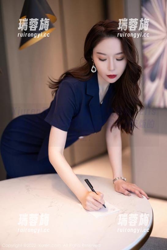 Xiuren秀人网 - 私房写真大揭秘：Elise谭晓彤的旗袍为何能瞬间提高我吃饭的欲望？