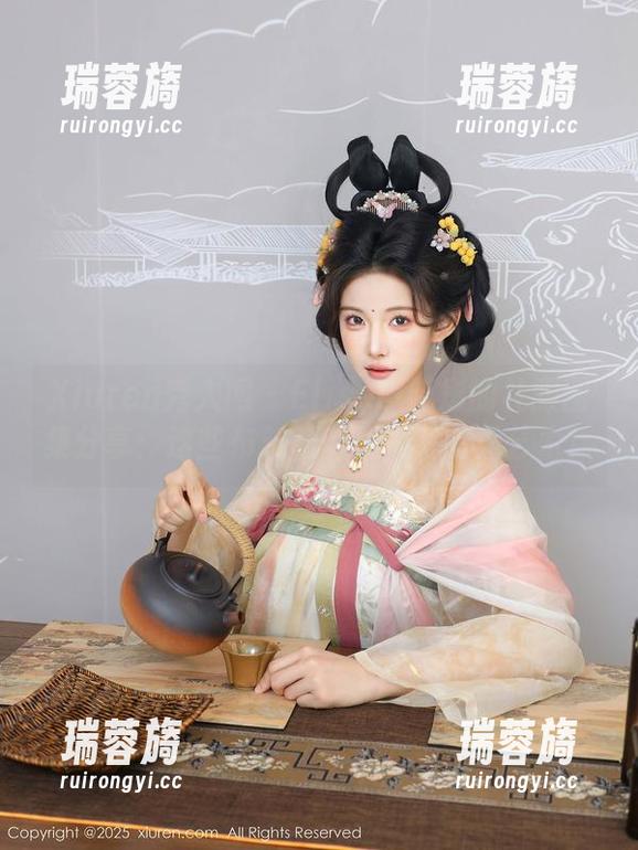 Xiuren秀人网-Elise谭晓彤 Xiuren秀人网 - Elise谭晓彤的礼服图集分享:这些布料和剪裁,真的是艺术!