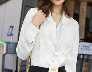 Xiuren秀人网 – Manuela玛鲁娜与复古车的温柔碰撞——快来看看她的美臀写真集，分享一下！