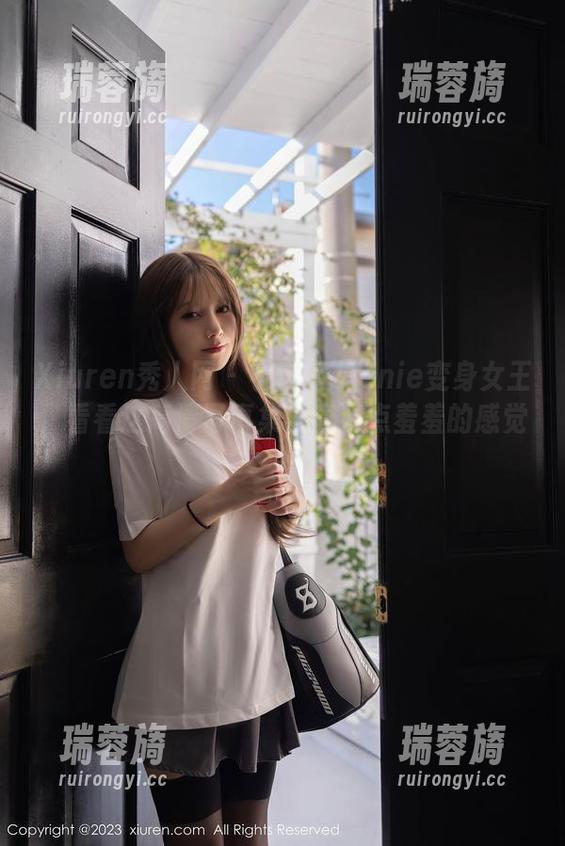 Xiuren秀人网-小薯条nienie Xiuren秀人网 - 小薯条nienie变身女王,看看这高清写真集,真有点羞羞的感觉!