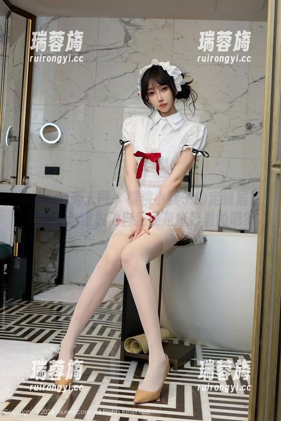 Xiuren秀人网 - 樱桃小犊子的定制居家写真：这波放飞自我还是挺好看的吧？