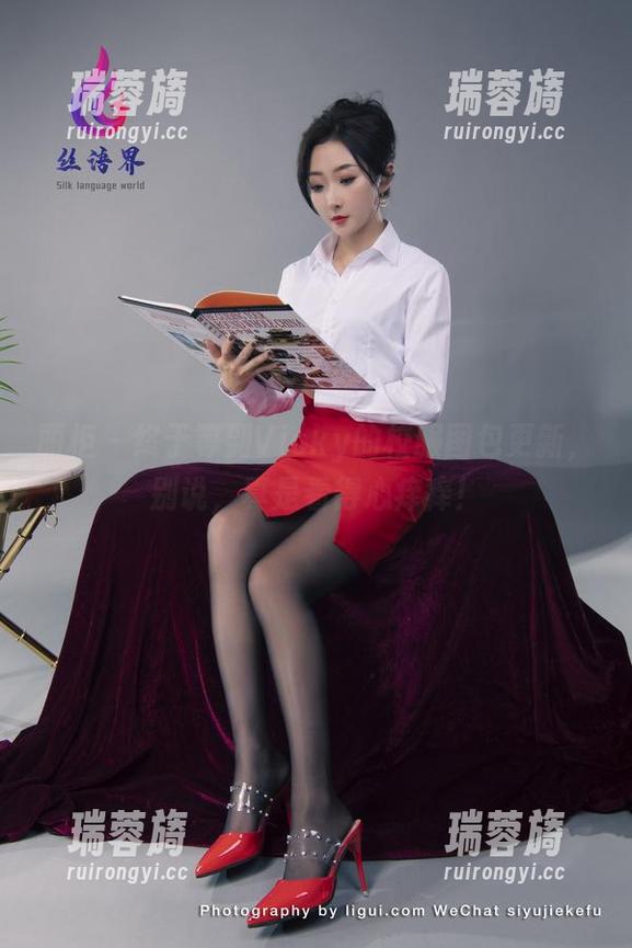 丽柜 - 终于等到Vicky的校服图包更新，别说，真是看得心痒痒！