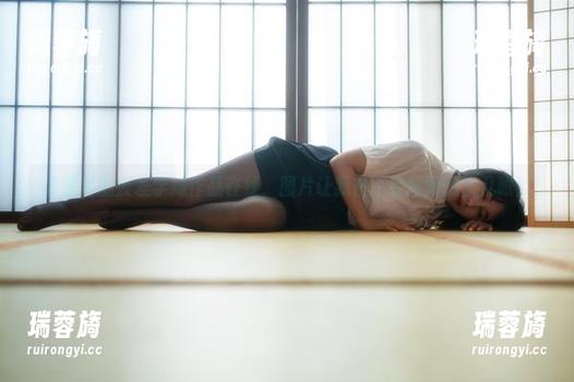 云溪溪的反差学妹作品在线，图片让我在不经意间偷了几眼！