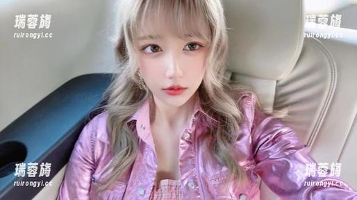 啾小妍Deer金发芭比图包分享：这颜值简直是致命吸引力！