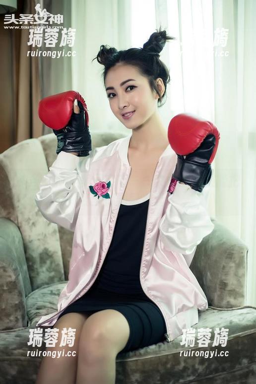 头条女神 - 美图宇宙——文雪的礼服能把我梦游到异次元！