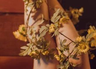 一组奈汐酱Nice的护士套图：白衬衣和药箱间的腻歪！