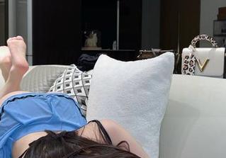 微密圈 – 奔跑的晶骡儿的红色蝴蝶图集，仿佛在说：来吧，点击下载不后悔！