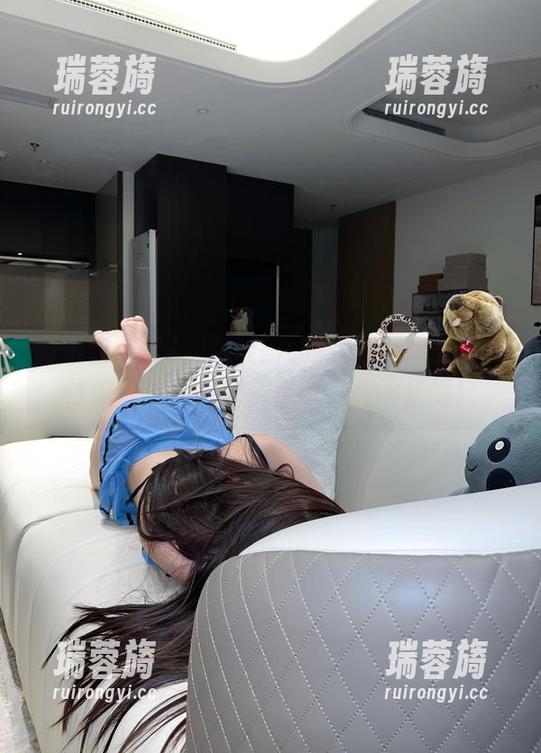 微密圈 - 奔跑的晶骡儿的红色蝴蝶图集，仿佛在说：来吧，点击下载不后悔！