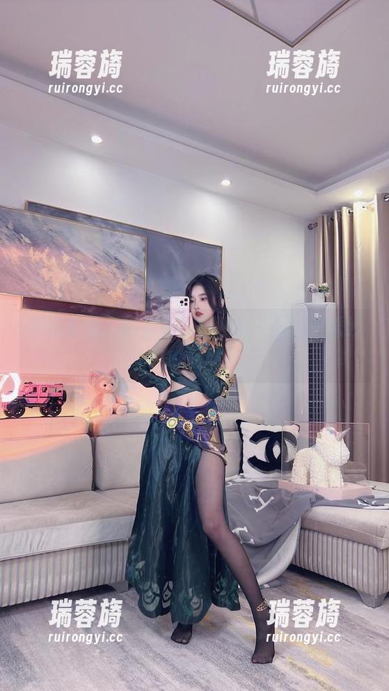 精选套图，跟着小小奶瓶儿一起走进婚纱的奇妙世界！