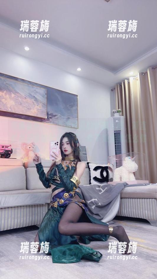 来看看吧！小小奶瓶儿的长腿套图，简直就是腿部的时尚典范，真不知道她怎么做到的！