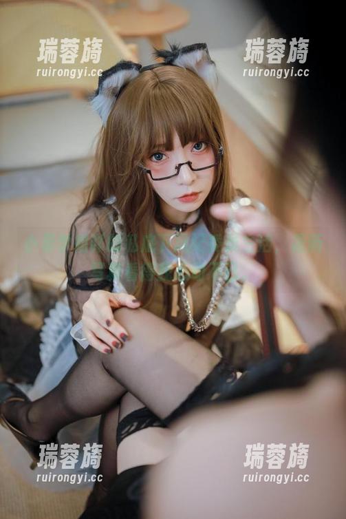 小泉学姐吖的私底下风纪委员生活，最新写真看得我心动不已。