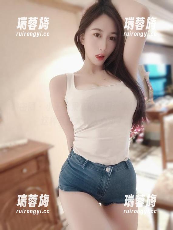 微密圈 - 小玉吃果冻的套图：本钱实足，这种气质太让人心动了。