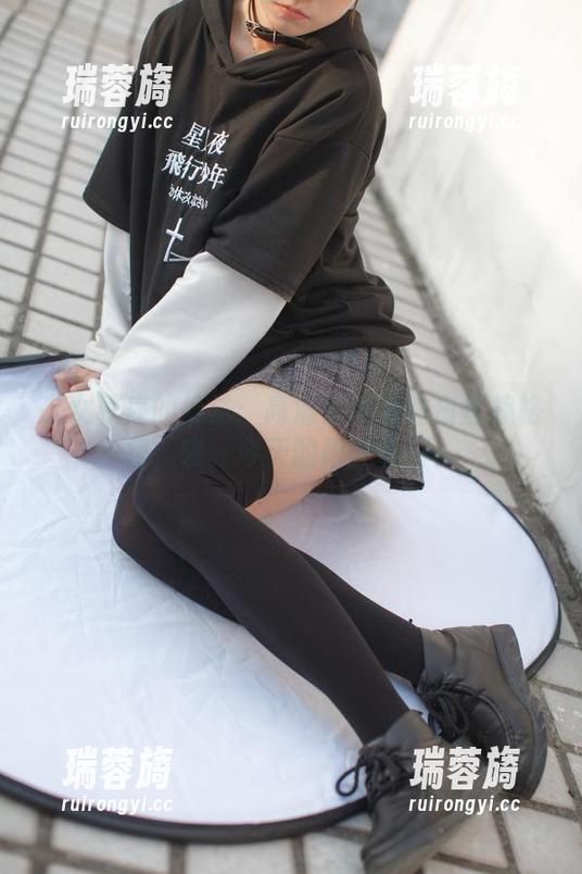 少女秩序的魔法：高清套图下的白丝棕格裙，噢，今天的阳光真好！