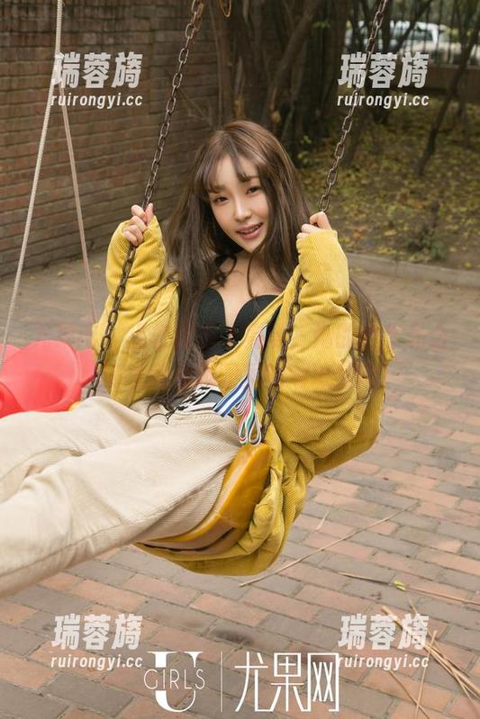 尤果网 - 当校服遇上曼曼，她的新作品合集简直就是校园里的潮流指南！
