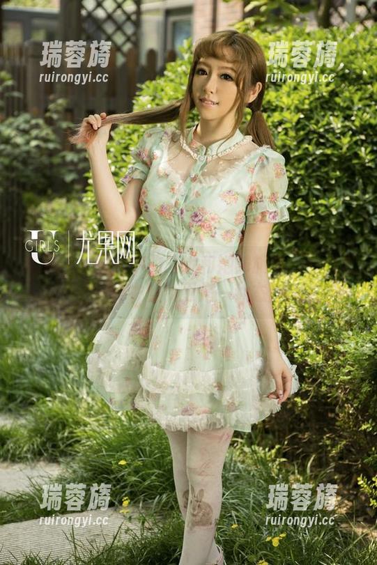 尤果网 - 图片中的米妮和她的旗袍：不仅是一件衣服，更是一种态度
