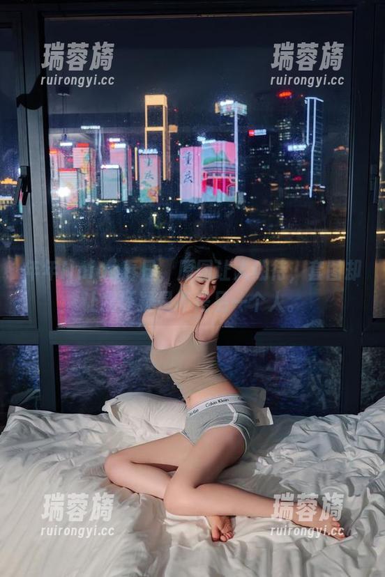 年年Nnian春日，原图让人期待，套图却让我怀疑是不是另一个人。