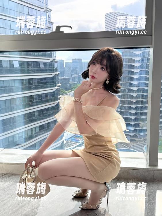 微密圈 - 当徐莉芝遇上吊带——这是哪家的图册好心机？
