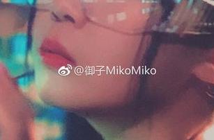 御子Yumiko浴室情怀：写真作品中的水珠与光影对话。