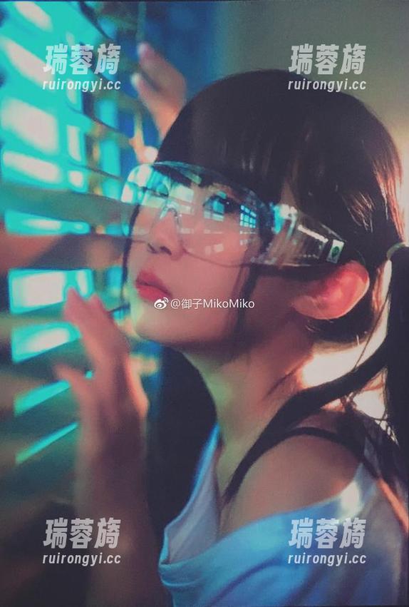 御子Yumiko浴室情怀：写真作品中的水珠与光影对话。