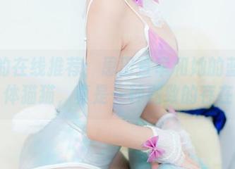 今天的在线推荐：恩田直幸和她的蓝色连体猫猫，真是一种别致的存在