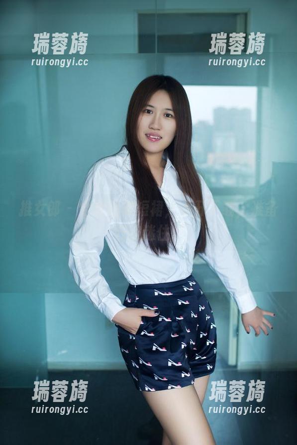 推女郎 - 全套易阳短裙，点开下载，准备好被迷住！