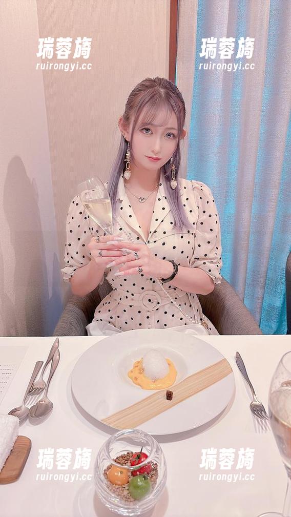 月城委员会黑丝图集：分享一下这绝妙的搭配，让我直呼佩服！