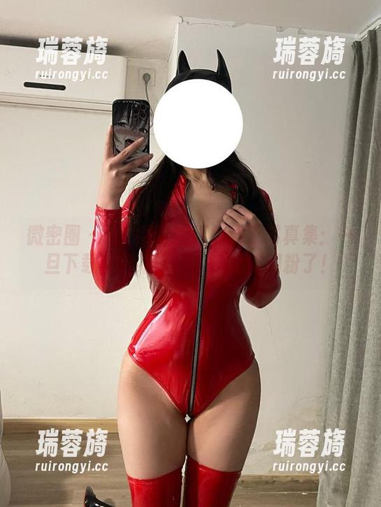 微密圈 - 桃沢樱呀的红色细丁写真集：一旦下载就停不下来，真是被圈粉了！