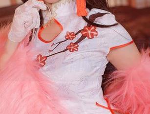 樱落Selena的私拍图集：泳池竞泳，水波荡漾间的悸动
