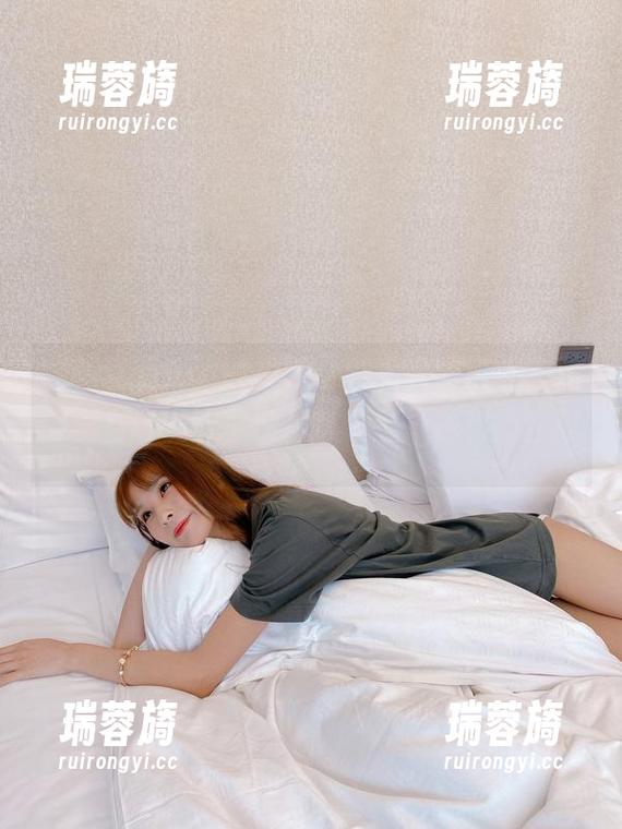 泥泥汝 “揭秘泥泥汝的神社巫女私房图包”,我感觉自己随时可能被带入那个神秘的世界。