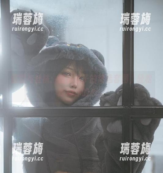 狐狸与丝袜：狐洛洛子的精选套图，轻松撩动你的心！