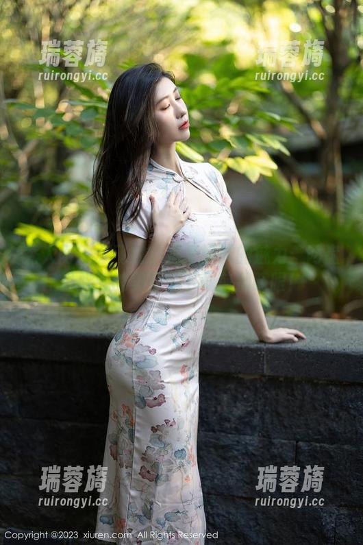 秀人网 - 会飞的小虎牙妹妹的魅力：网盘里躲藏的美丽，下载前别眨眼！