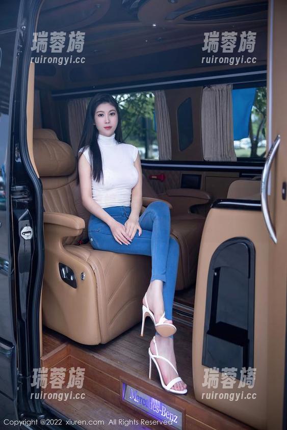 秀人网 - 刘婷婷天台私拍，画面让人怀疑是不是误入了某个梦境。