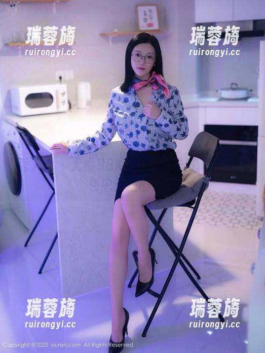 秀人网 - 大橘BBKira无圣光写真：在黑色中徘徊的心跳