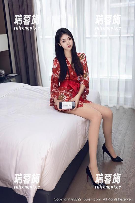 秀人网 - 杨晨晨学妹写真集：下载后你会发现，谁说心动只是一瞬？