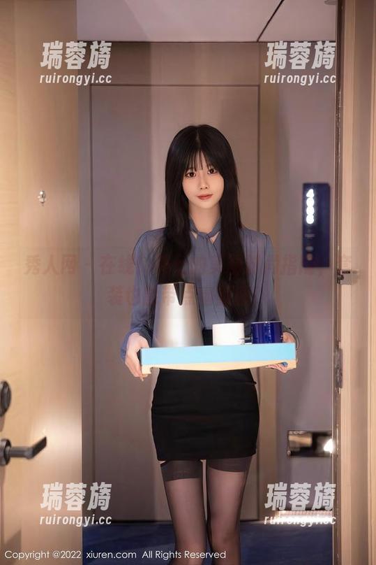 秀人网 - 在线！美七的美图时尚指南，套装也能带点幽默感！