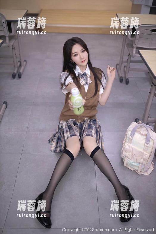 秀人网 - 水手服轻扬，荡漾Crystal在心间：这套图资源值得一看！