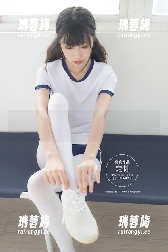 紧急企划 - 厨娘见希w，逆袭厨房的奇妙写真：快来感受这张图片的魔力！