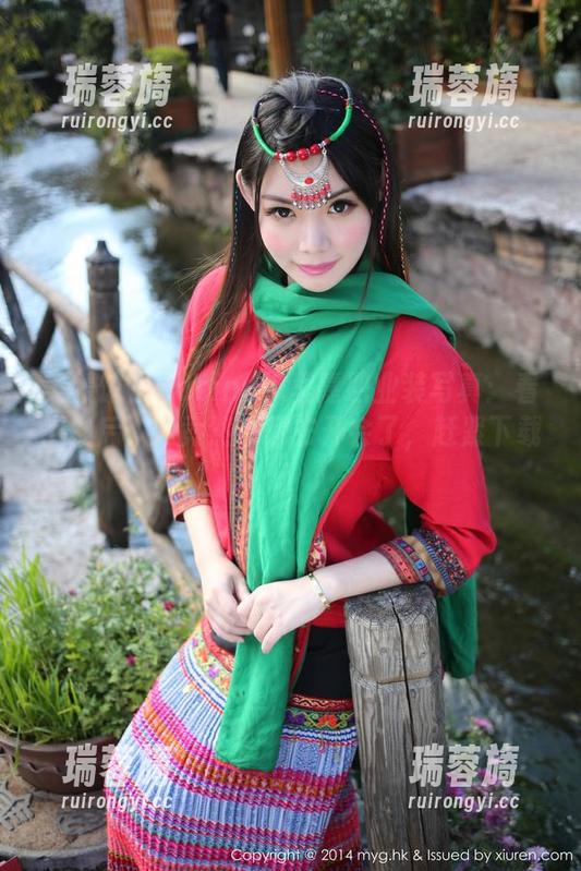 美媛馆 - Carina绮里嘉职业装写真：看了之后，我竟然也想去开会了，赶紧下载！