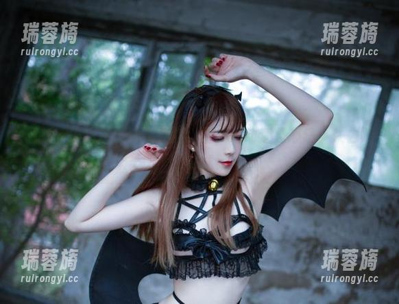 图集重磅来袭！翎柒菜菜红裙，心动还是心痛？快去下载试试！