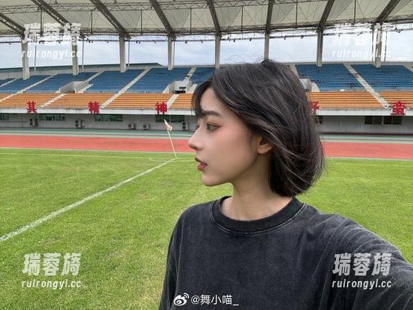 在护士的世界中，舞小喵用图片分享讲述了什么？