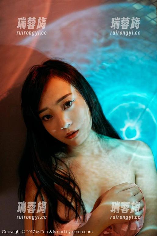 蜜桃社-伊琳 蜜桃社 - 伊琳与泳池:让你的图库充满夏天的味道!