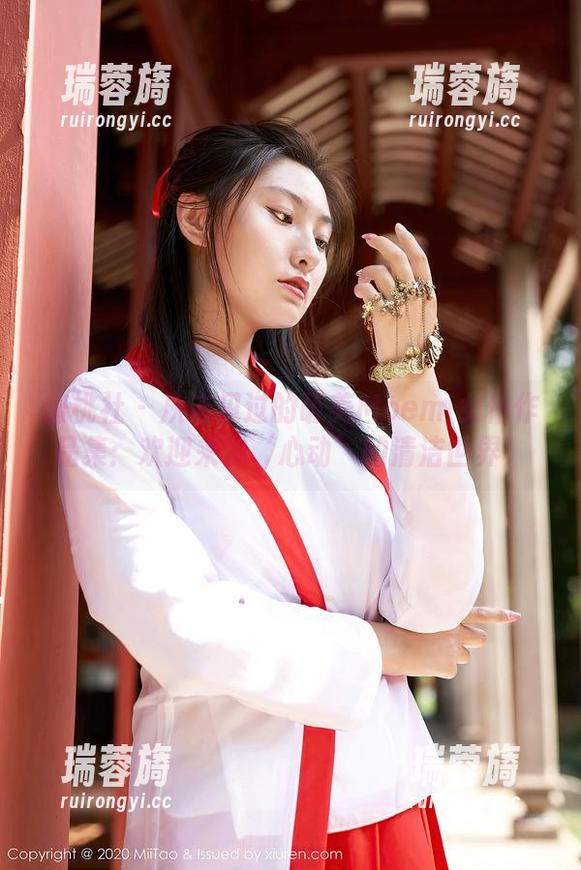 蜜桃社-萌美Moemi 蜜桃社 - 从未见过的萌美Moemi女仆作品集:欢迎来到‘心动’的清洁世界!